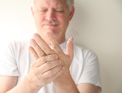 一个年长的男人手麻刺痛背景图片