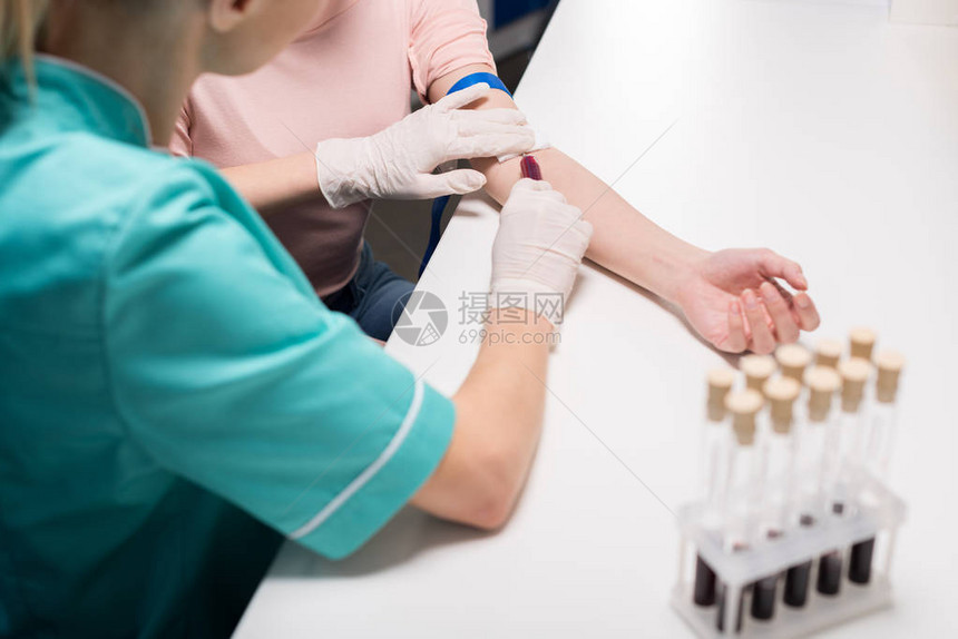护士从病人血管进行血液检图片