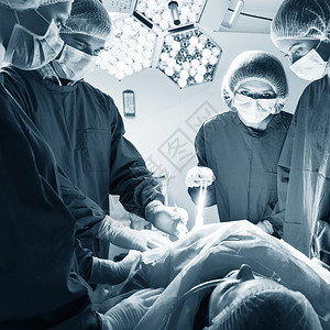 在手术室操作的手术团队图片