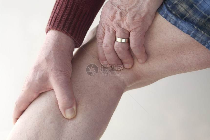 一个男人的膝盖和小腿后部酸痛图片
