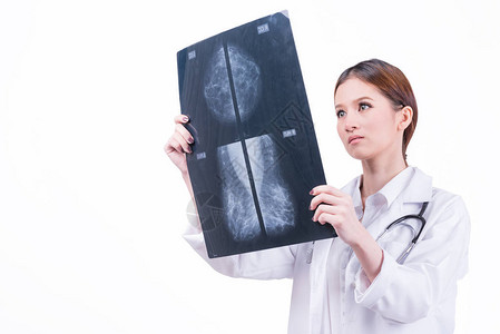 女医生检查在白色背景上隔离的X光乳腺X光片带有剪图片