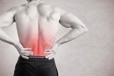 男运动员背部疼痛图片