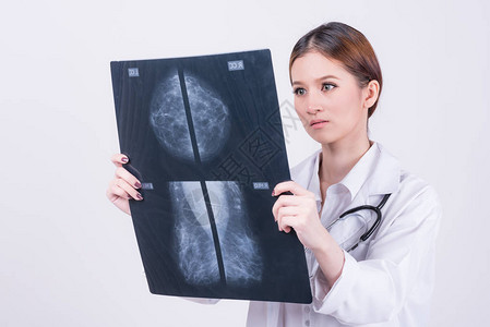 女医生在白色背景上检查乳房X光片图片