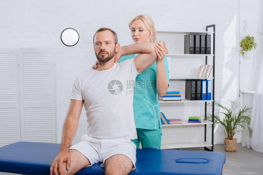 物理治疗师在医院伸展手臂的肖像图片