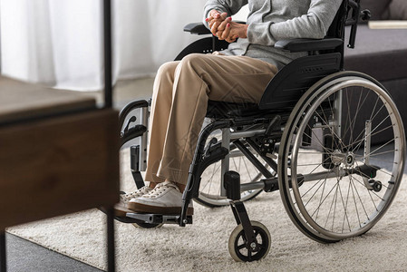 家中轮椅残疾老年妇女的部分观点家图片