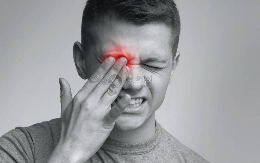 疲惫的男人眼痛强烈摸着红痛的眼图片