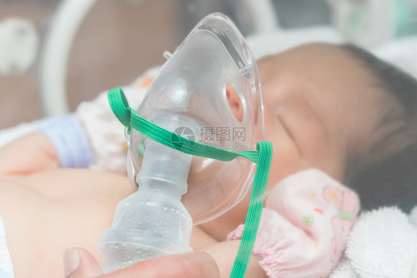 使用氧气面具吸入呼吸的婴儿病人在图片