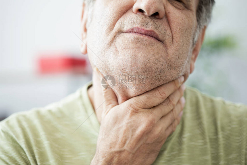 老人喉咙痛图片