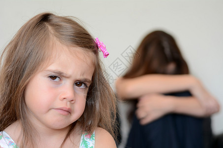 小女孩和她绝望的母亲在背景里发脾气的小姑娘图片