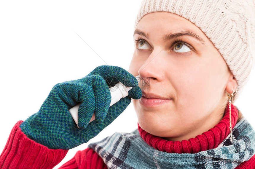 年青患病妇女使用鼻喷剂作为过敏或鼻呼图片