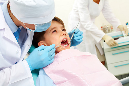 牙医向小男孩提供牙科检图片