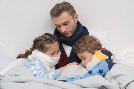 父亲生病儿子和女儿躺在床上脖图片