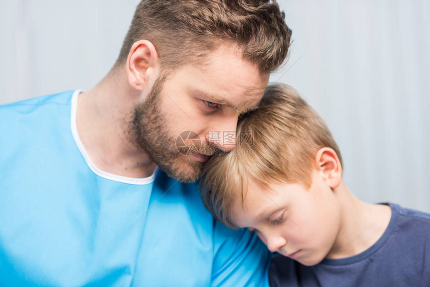 对生病的父亲和心烦意乱的儿子的近视一起在医院里图片
