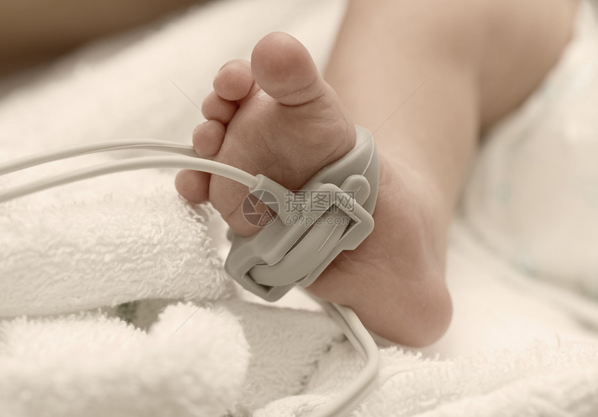 婴儿脚上的脉冲血氧计传感器图片