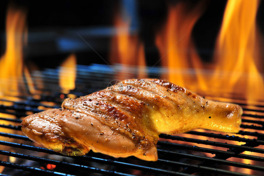 在火焰状烤架上烧烤bbq烤鸡腿图片