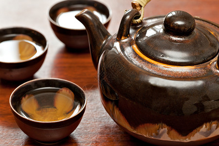 茶和壶木桌图片