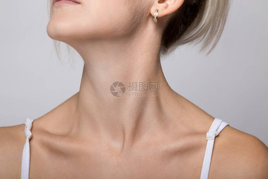 灰色背景下的女下巴和颈部图片