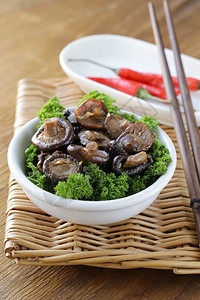 欧芹碗中的国炒香菇图片
