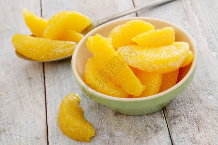 准备新鲜成熟的橙色水果背景图片