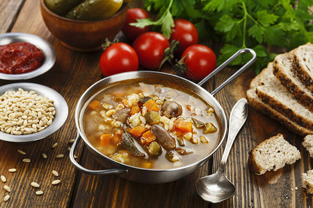 泡菜汤配鸡杂碎和番茄酱拉索尔尼克图片