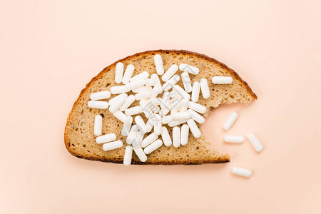 药片在面包上健康饮食的概图片