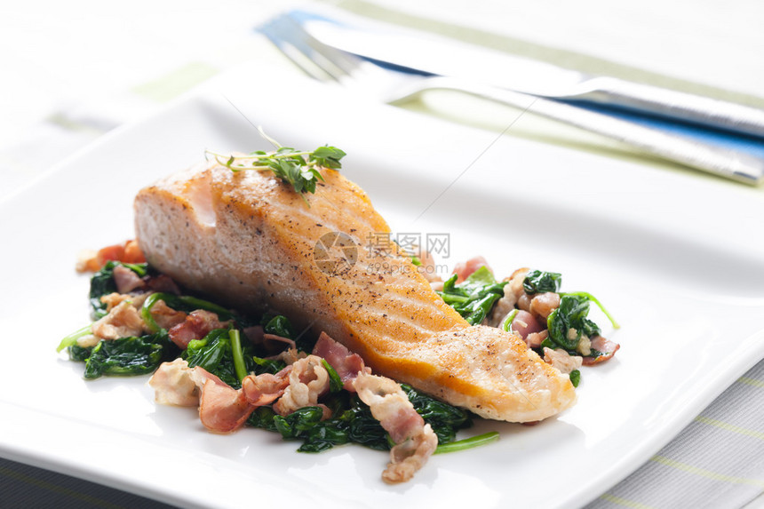 三文鱼片配热菠菜和培根沙拉图片