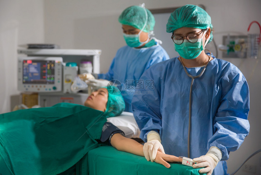 患者监测由医生在手术前检查脉搏手术图片