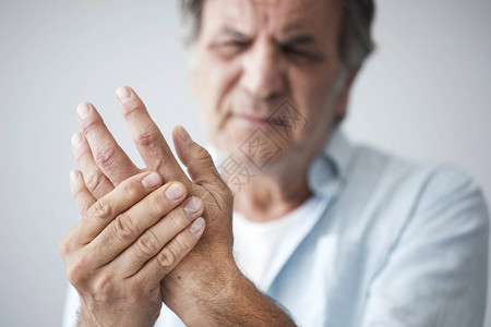 手指痛的老人图片