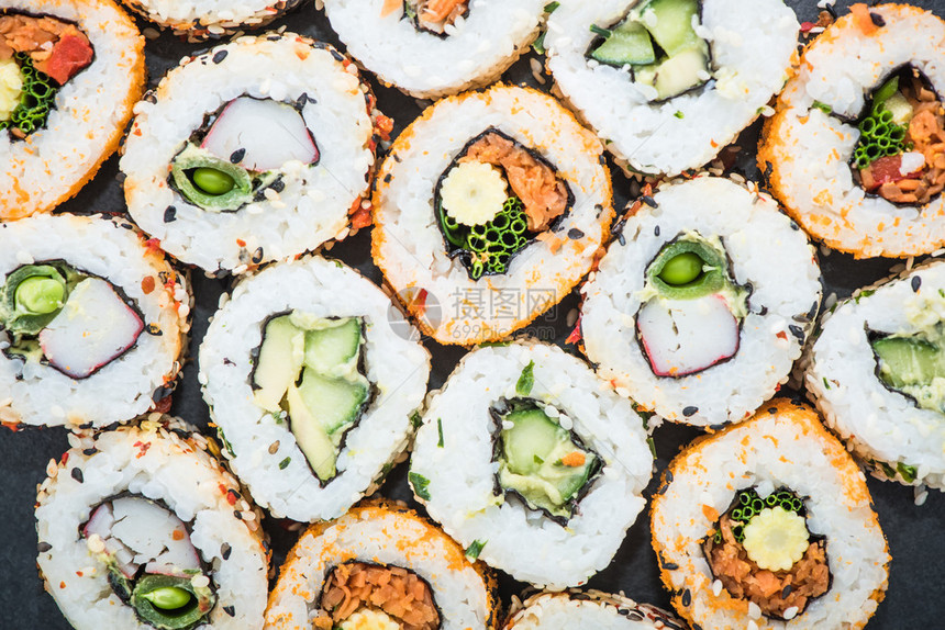 加州寿司风格卷有生蔬菜食物背图片