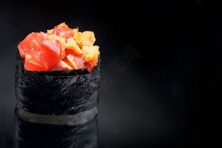 黑色背景上的日本寿司图片
