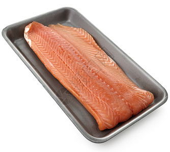 超市托盘上的生鲑鱼片背景图片