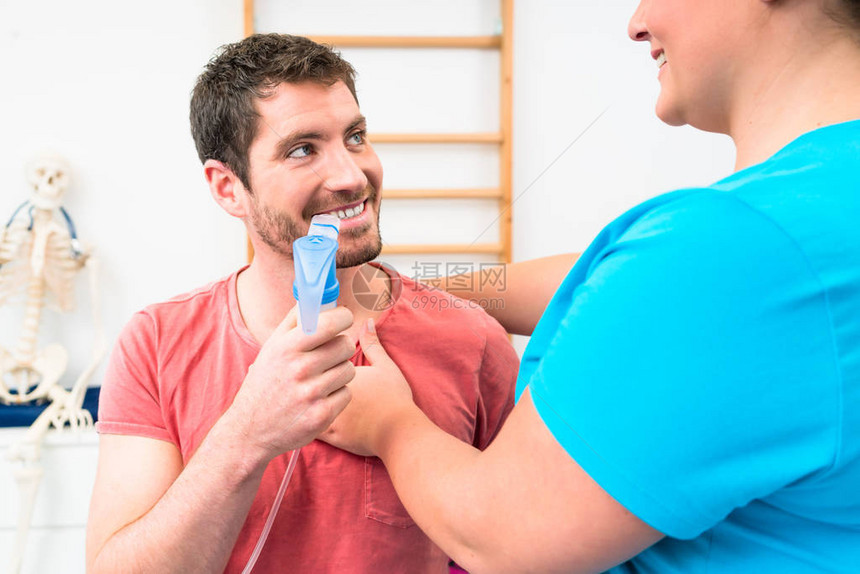 男子用喉舌进行肺功能测试图片