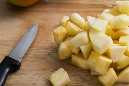 切好的苹果用削皮刀准备烘烤图片