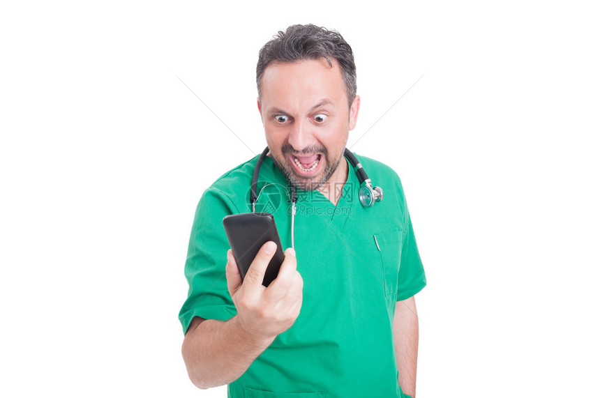 愤怒的医生看着他的智能手机大喊叫图片