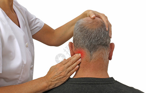 按摩治疗师在男病人颈部用紧闭的子宫颈肌肉进行治疗图片