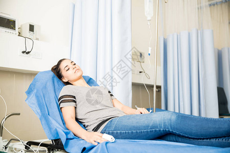 躺在医院床上的漂亮年轻拉丁女人身上滴图片