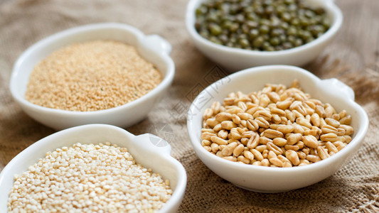 小碗中的谷物小麦和蘑菇豆背景图片