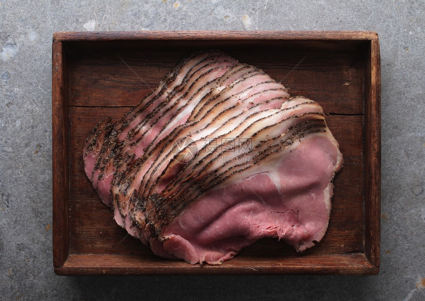 木托盘中的新鲜切片牛肉熏牛肉图片