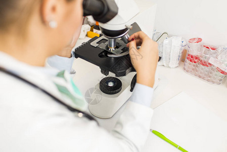 在实验室使用显微镜的女医生或女科学研究图片