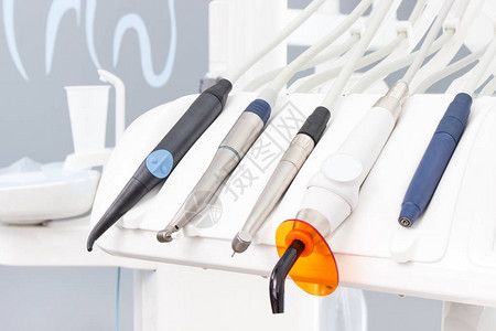 牙医现代口腔科办公室使用的牙科器械图片