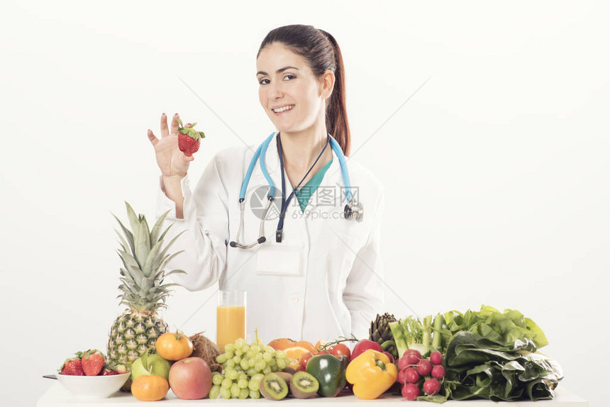 营养师医生在她的办公桌上用水果图片