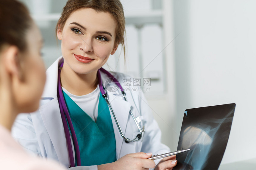 微笑的女医生解释了指向锁骨X光照片的诊断耐心听取建议放射科医师或创图片