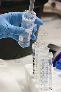 一名科学家正在生物医学实验室使用一个测图片