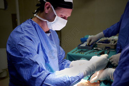 手术室外科医生图片