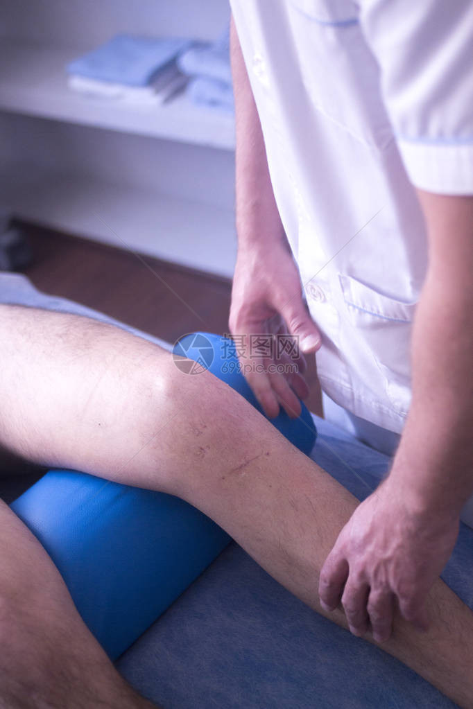 物理治疗师对膝关节损伤康复患者的物理治疗图片