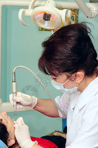 牙医治疗病人图片