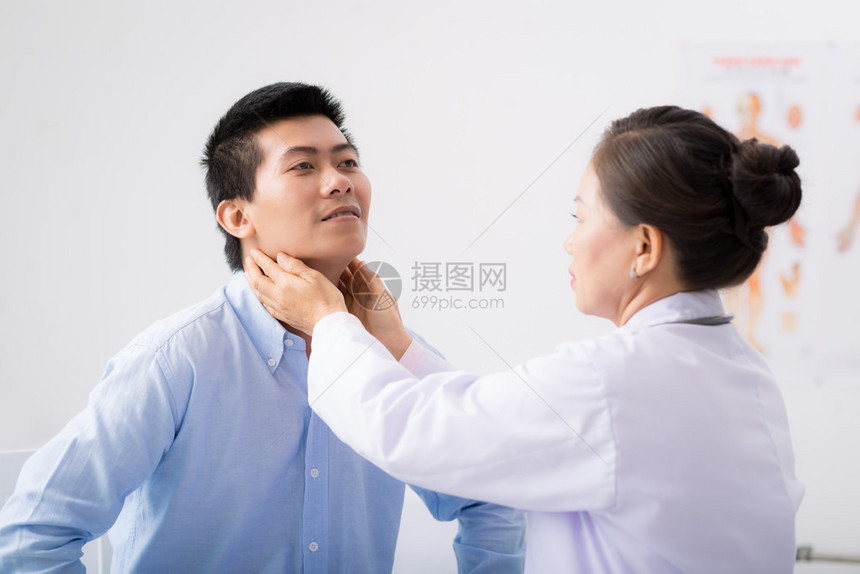 女医生触诊一名年轻男子的淋巴结图片