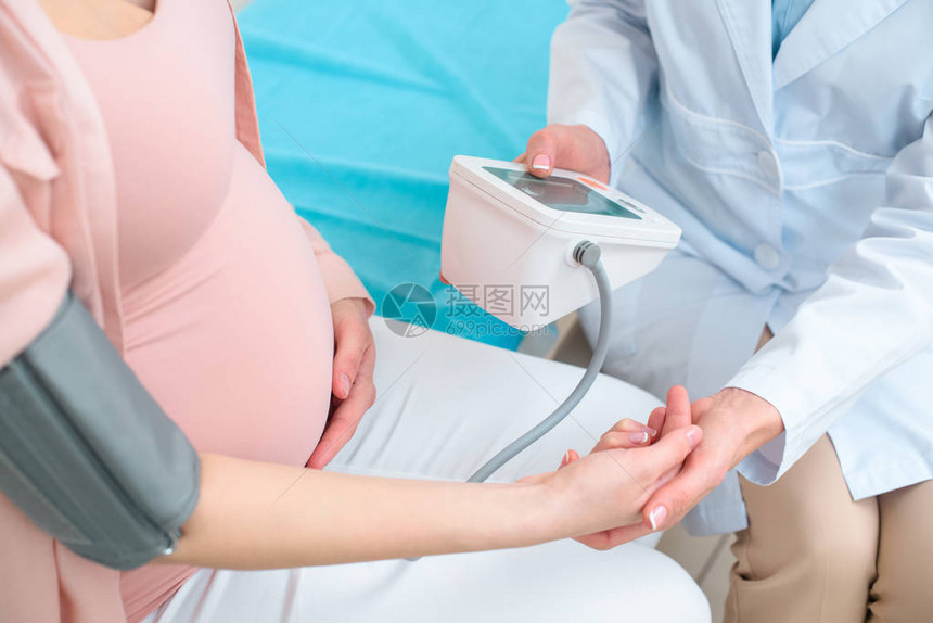 测量孕妇血压的妇产科妇医生拍到图片