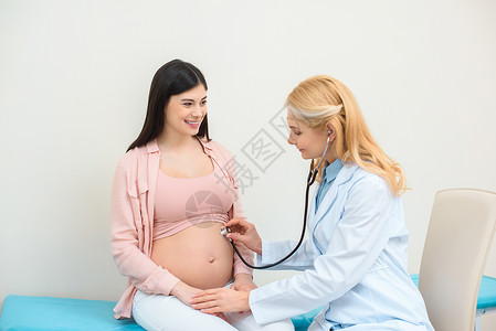 妇产科医生用听诊器听孕妇胎儿的心跳图片