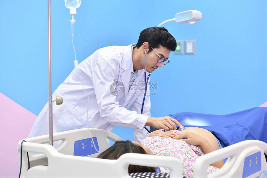 亚洲医生在妇产病房用听诊器检查孕图片